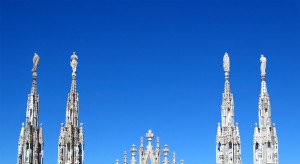 Vista del Duomo con cielo sereno
