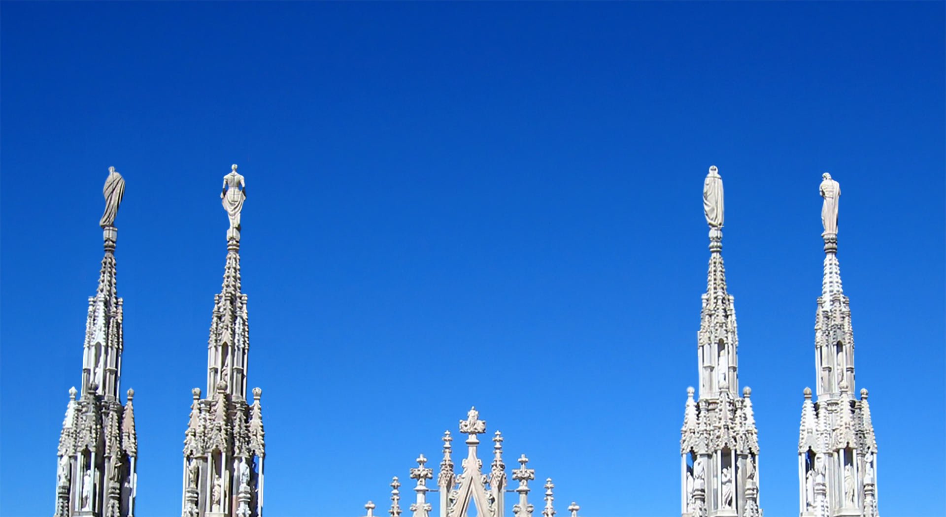 Vista del Duomo con cielo sereno